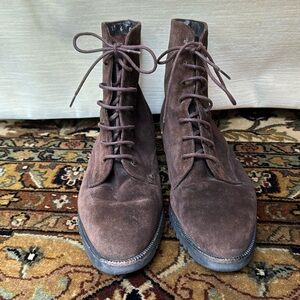 Luxurious fur-lined Salvatore Ferragamo suede lace-up boots Size 6C.